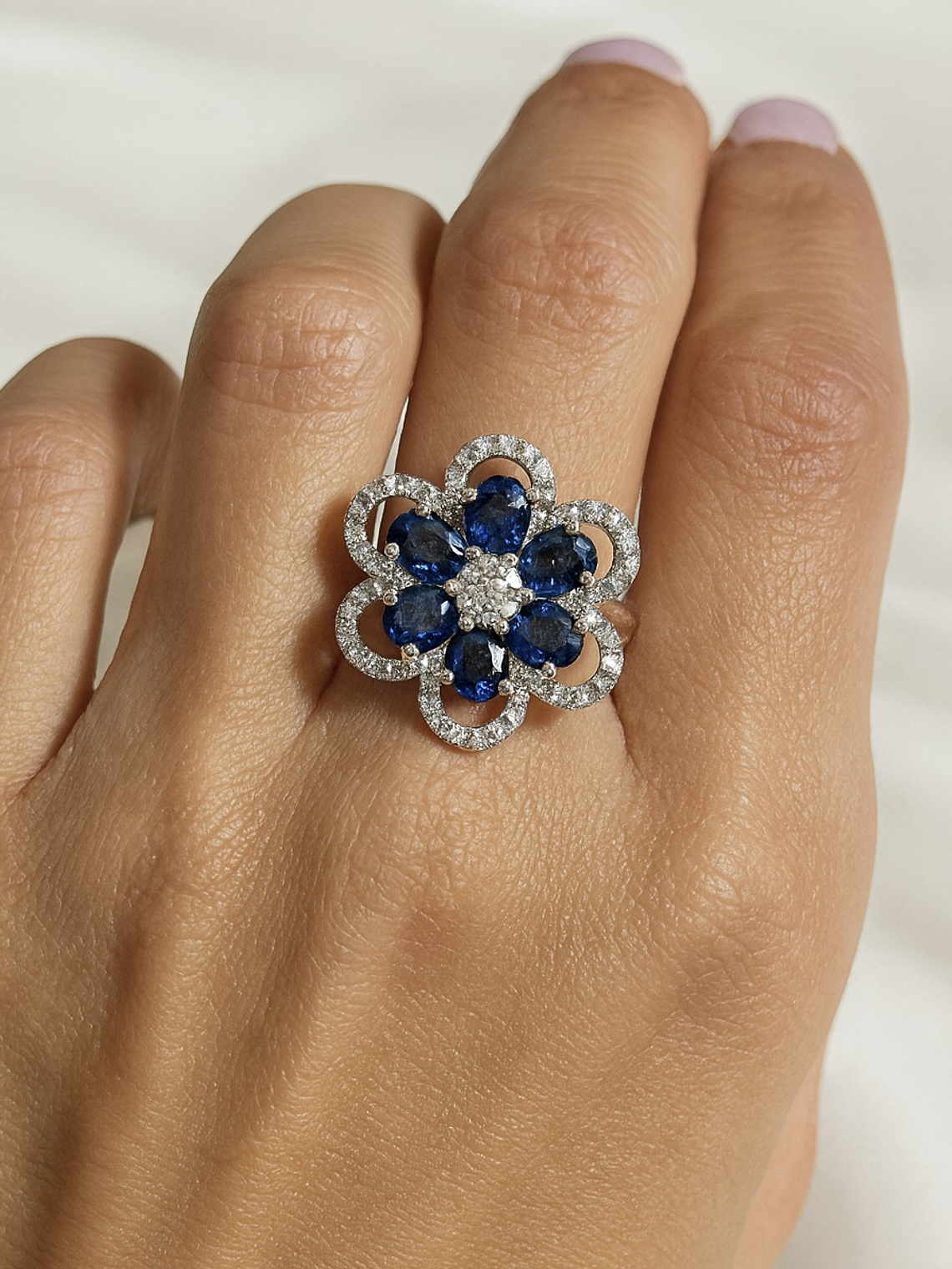 Anillo Gran Flor de Zafiros Azules y Diamantes en Oro Blanco 18K 2