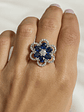 Anillo Gran Flor de Zafiros Azules y Diamantes en Oro Blanco 18K - Miniatura 2