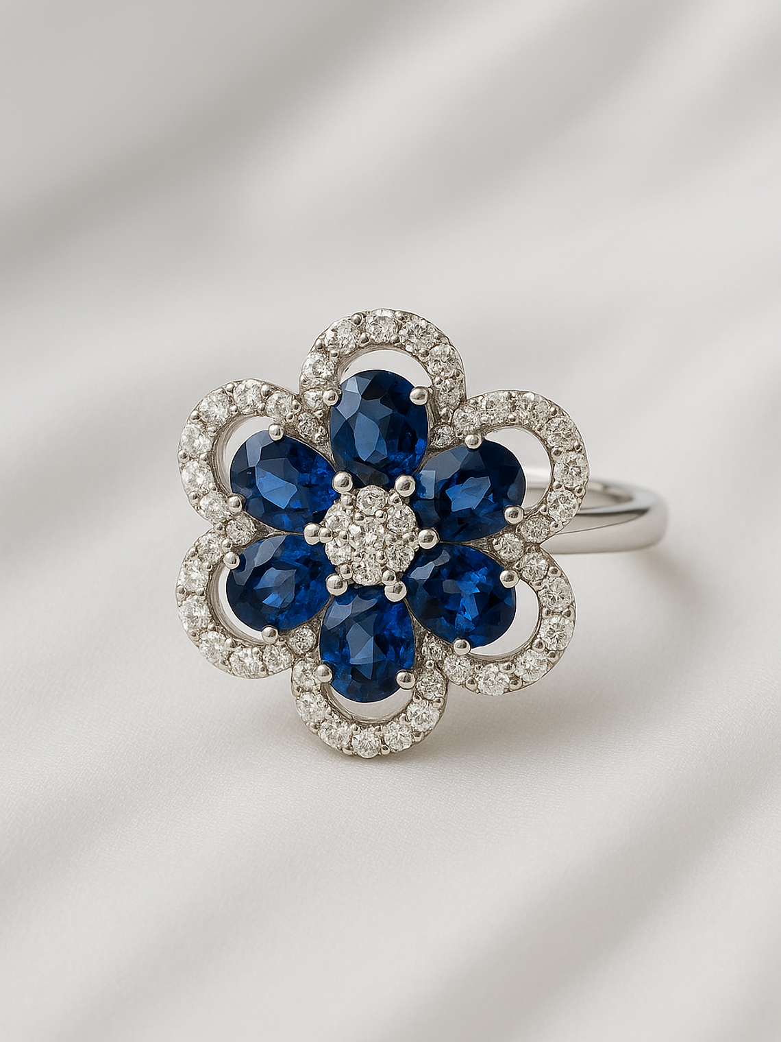 Anillo Gran Flor de Zafiros Azules y Diamantes en Oro Blanco 18K 3