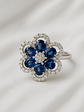Anillo Gran Flor de Zafiros Azules y Diamantes en Oro Blanco 18K - Miniatura 3