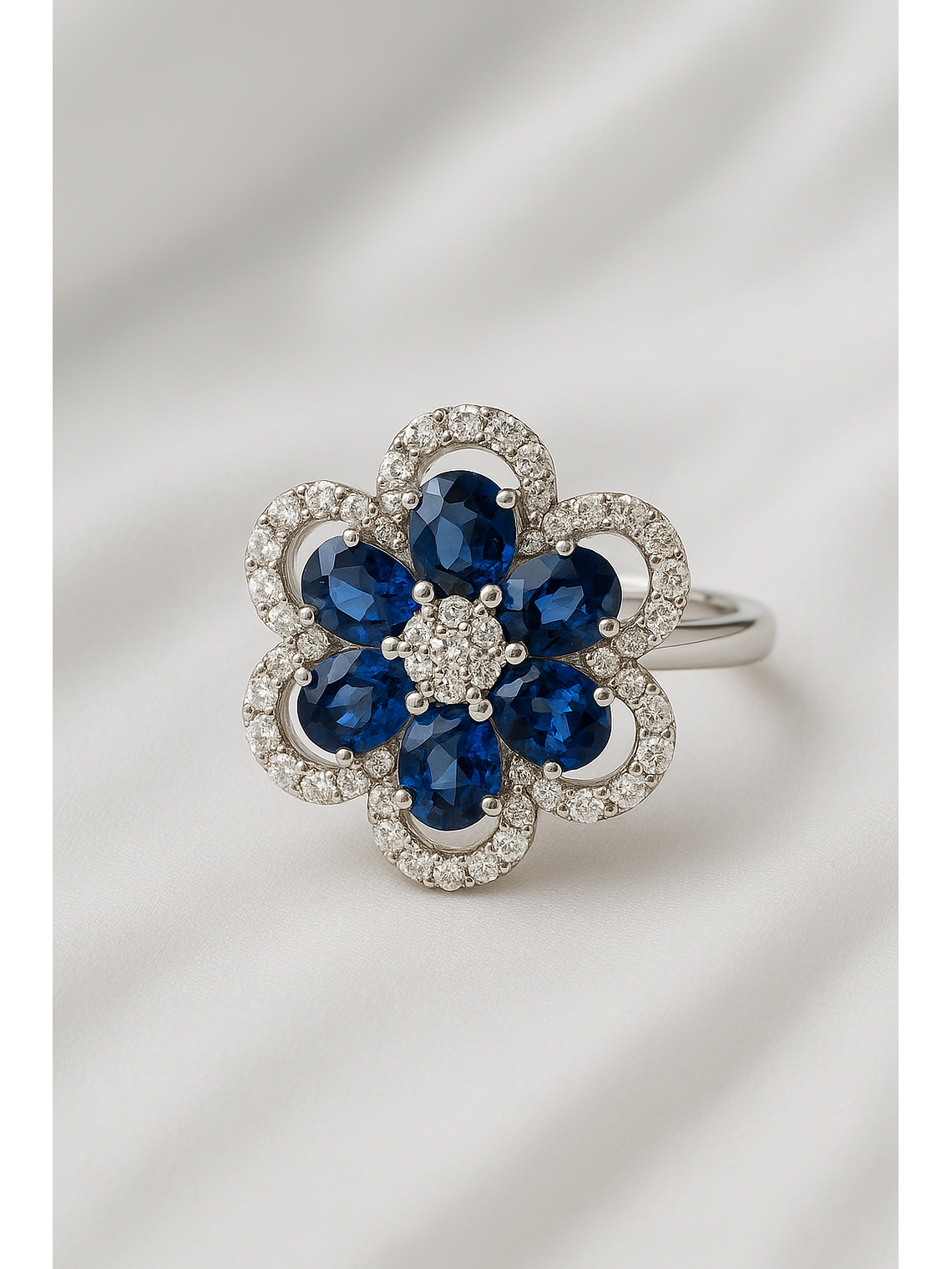 Anillo Gran Flor de Zafiros Azules y Diamantes en Oro Blanco 18K 4