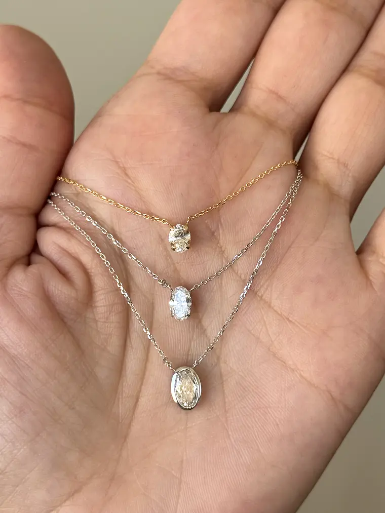 Collar Punto de Luz Diamante Ovalado Flotante en Oro Blanco 18K 3