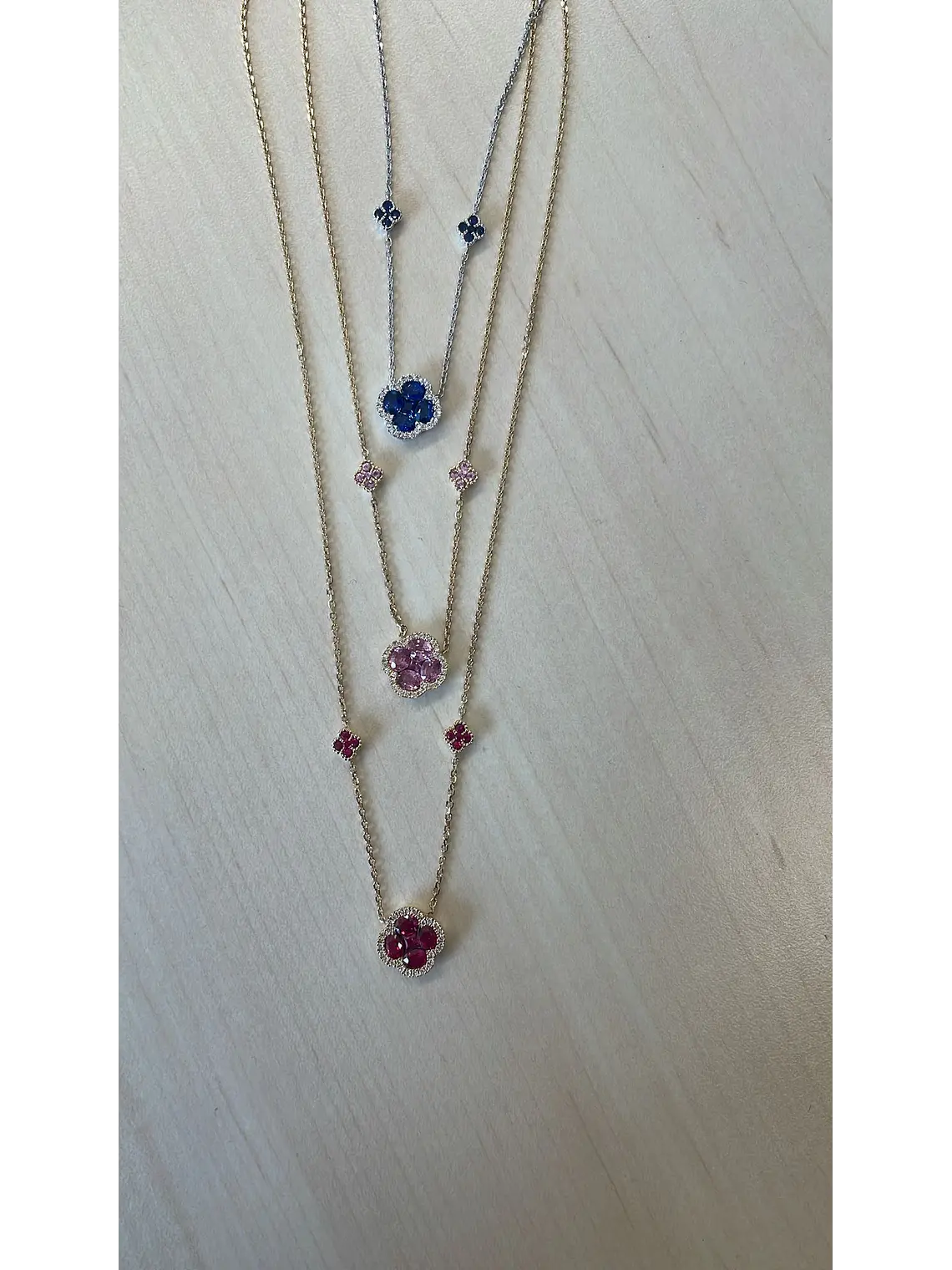 Collar Trébol Zafiros y Diamantes en Oro Blanco 18K 3
