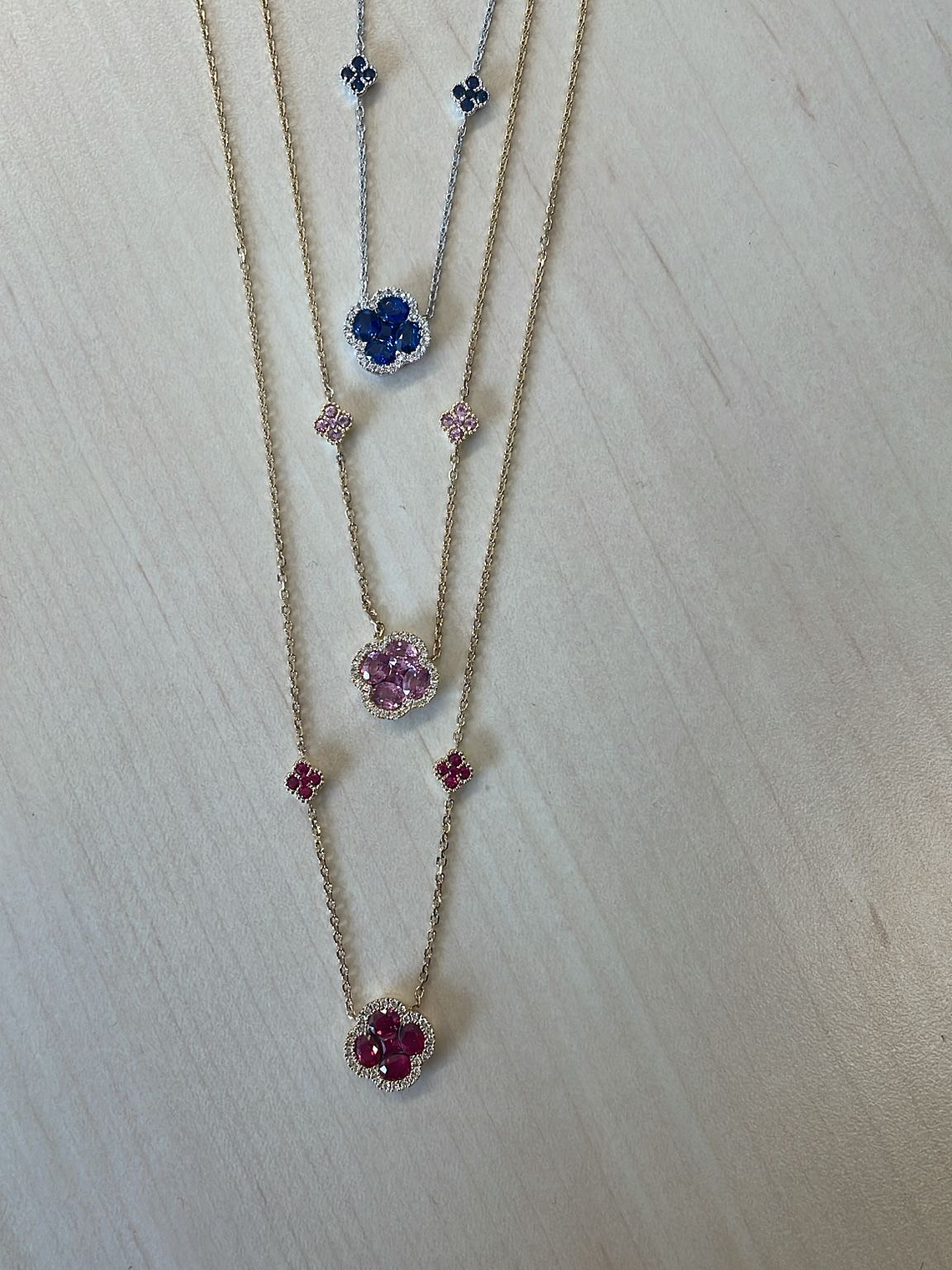 Collar Trébol Zafiros y Diamantes en Oro Blanco 18K 3