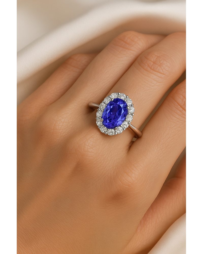Espectacular Anillo Gran Tanzanita Ovalada con Halo de Brillantes en Platino