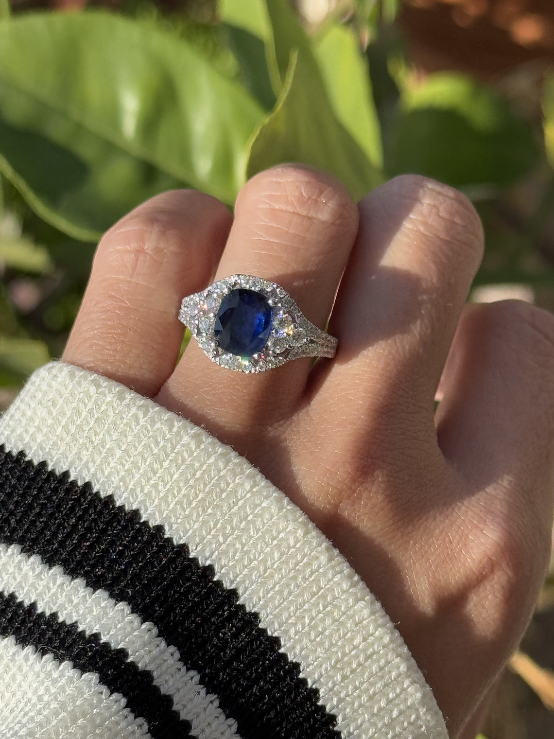 Moderno Anillo Solitario Gran Zafiro Azul Halo de Diamantes Oro Blanco 18K 2