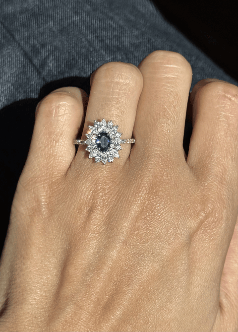 Anillo Solitario Zafiro Azul Doble Halo de Diamantes Marquise