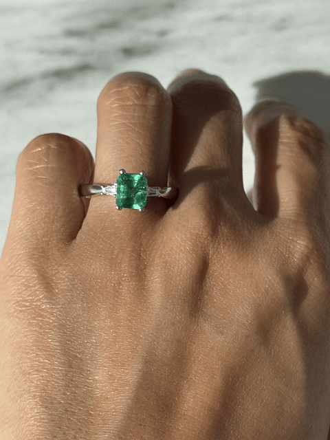 Anillo Solitario Esmeralda Diamantes Baguette Oro Blanco 18K