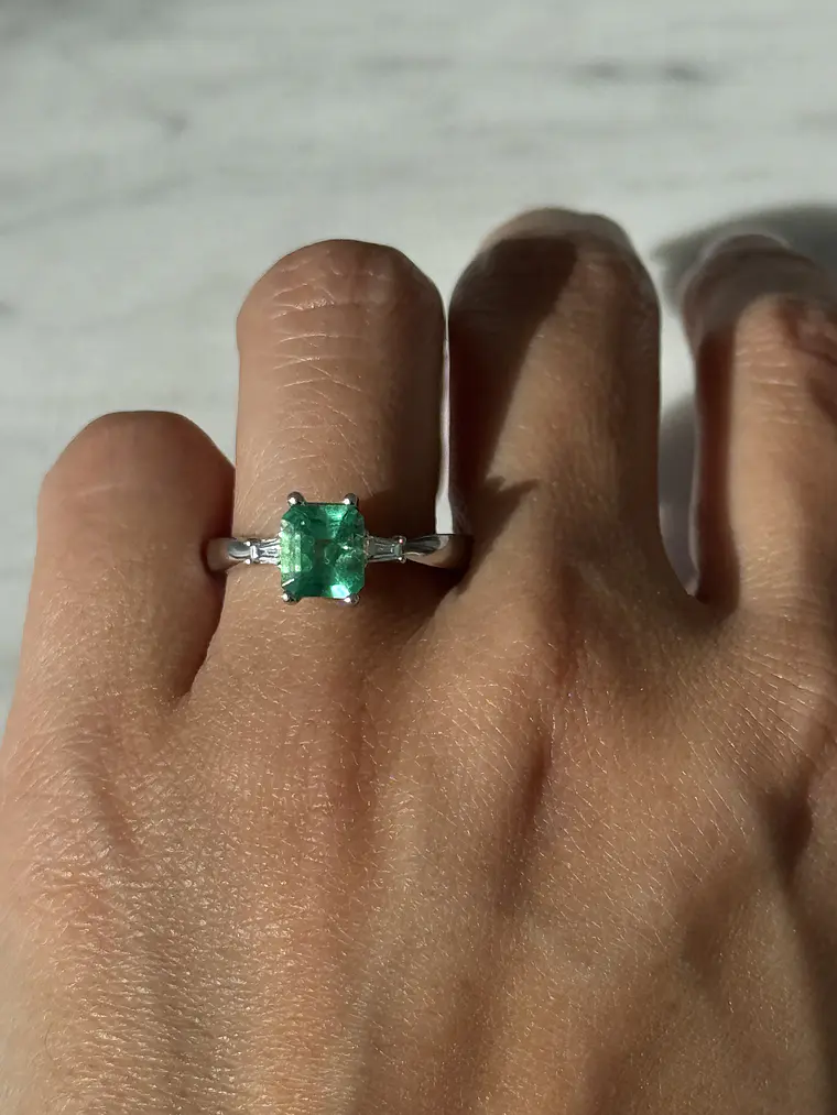 Anillo Solitario Esmeralda Diamantes Baguette Oro Blanco 18K 3