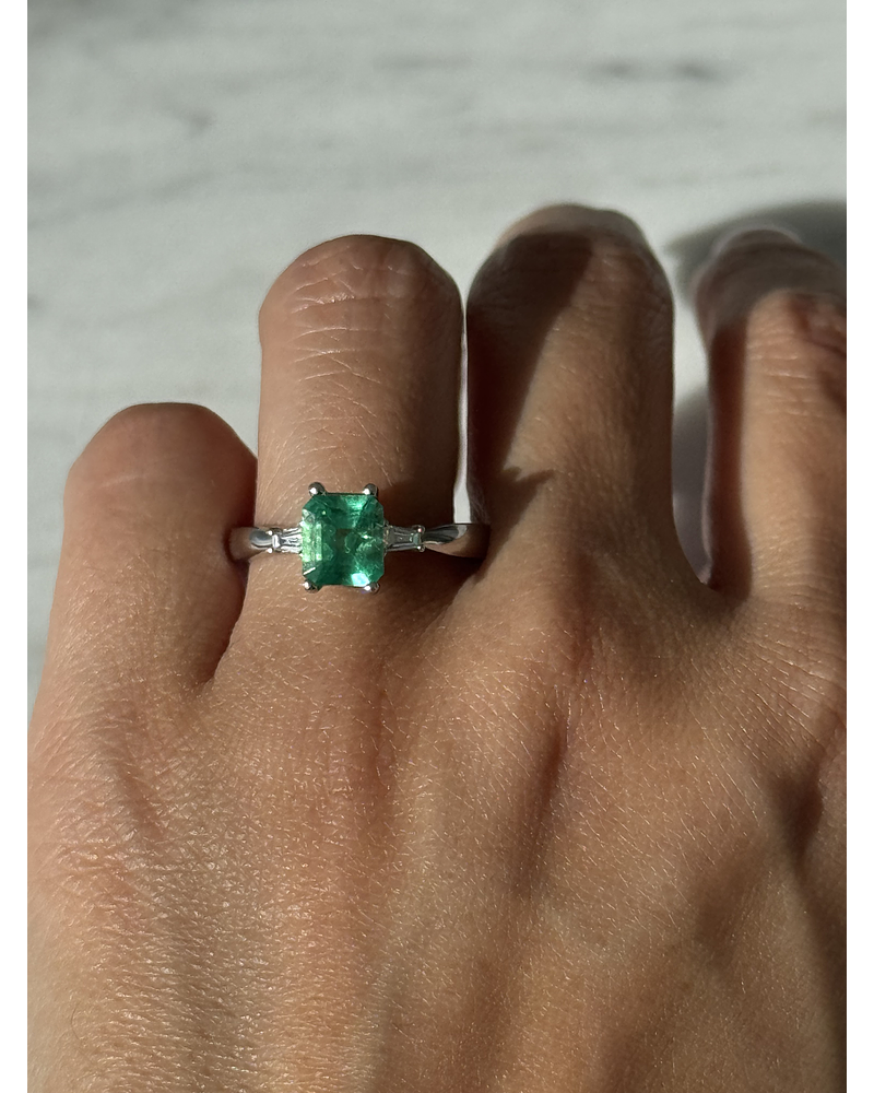 Anillo Solitario Esmeralda Diamantes Baguette Oro Blanco 18K