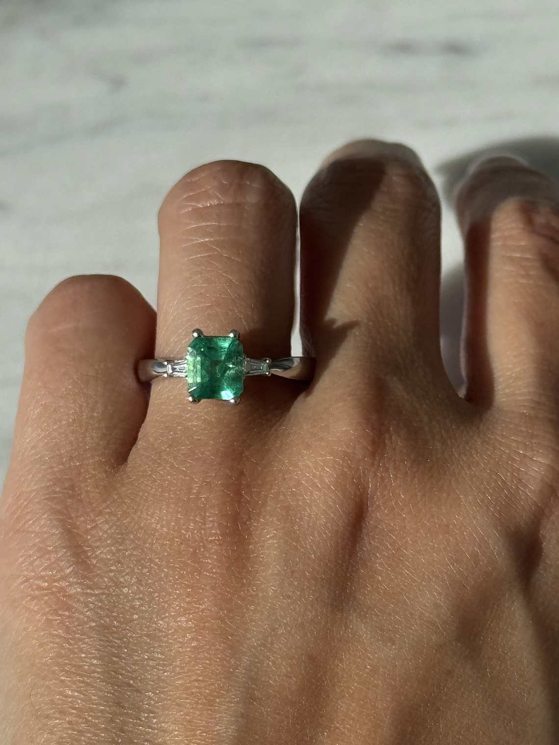 Anillo Solitario Esmeralda Diamantes Baguette Oro Blanco 18K 3