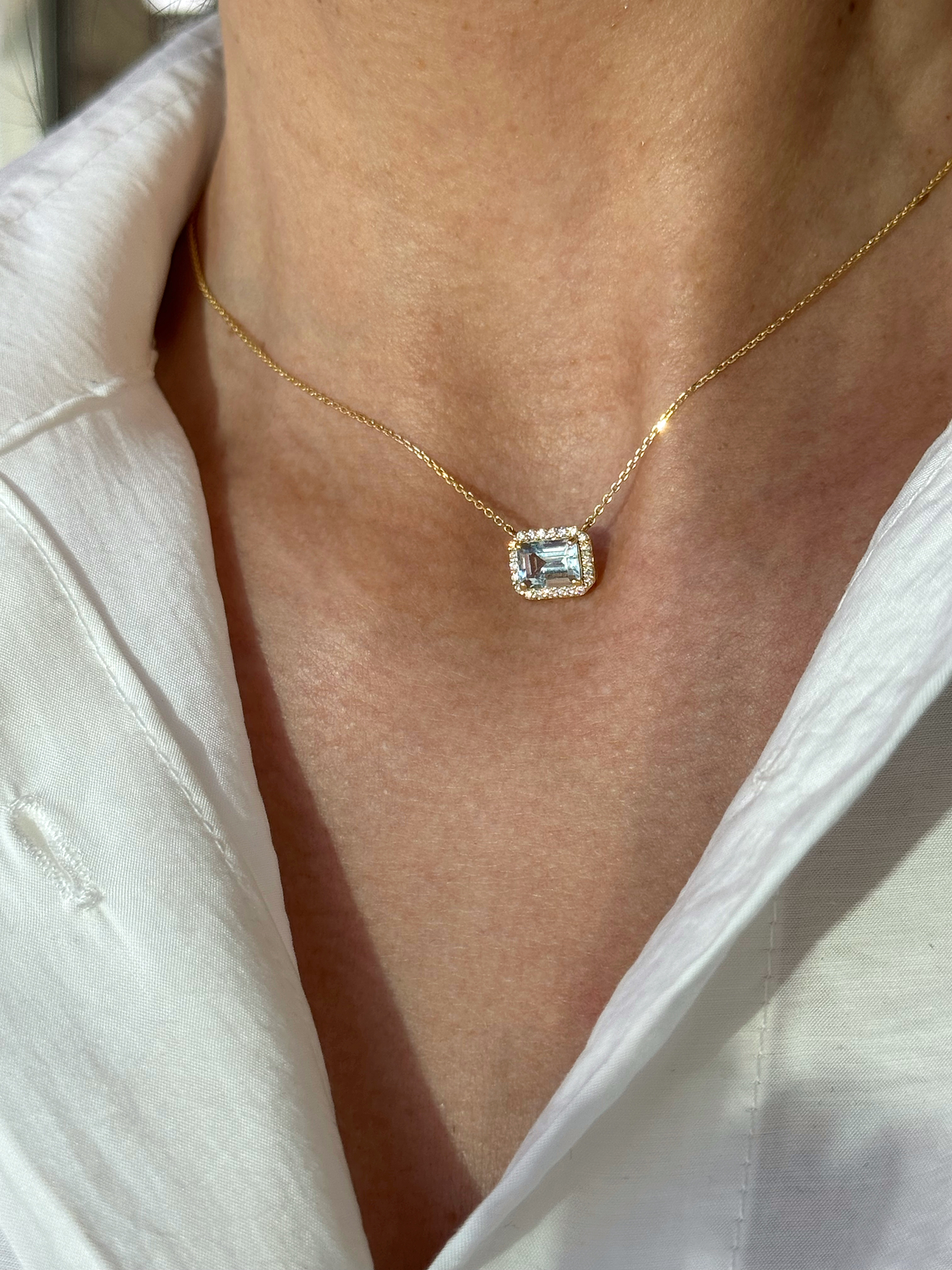 Delicado Collar Aguamarina y Diamantes en Oro Amarillo 18K 3