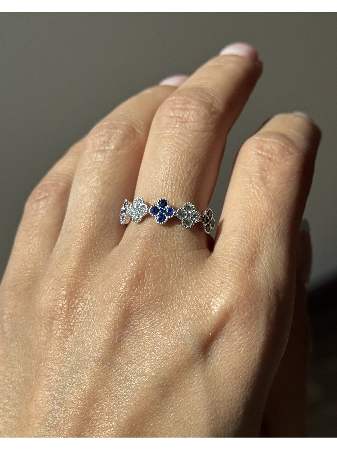 Anillo Cintillo Tréboles Zafiros y Diamantes Oro Blanco 18K 3