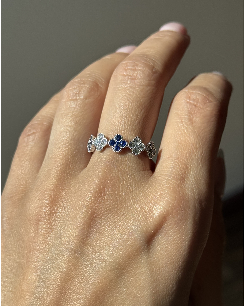 Anillo Cintillo Tréboles Zafiros y Diamantes Oro Blanco 18K