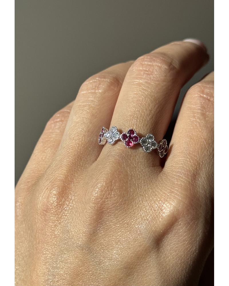 Anillo Cintillo Tréboles Rubí y Diamantes Oro Blanco 18K