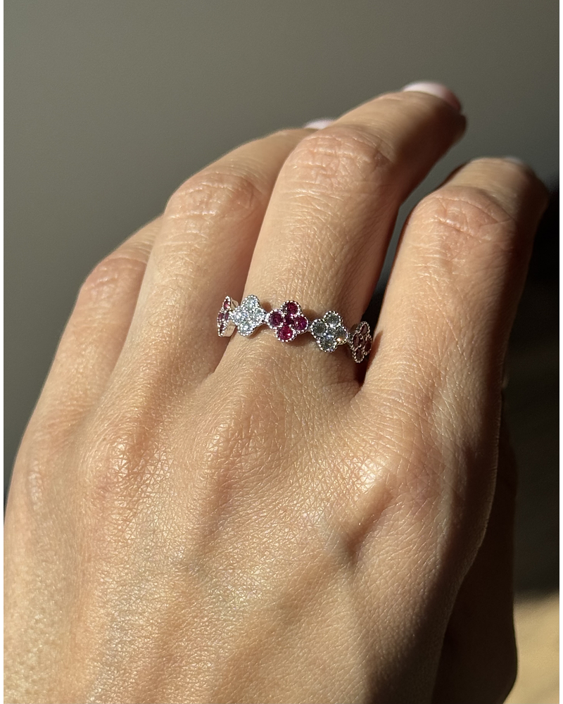 Anillo Cintillo Tréboles Rubí y Diamantes Oro Blanco 18K