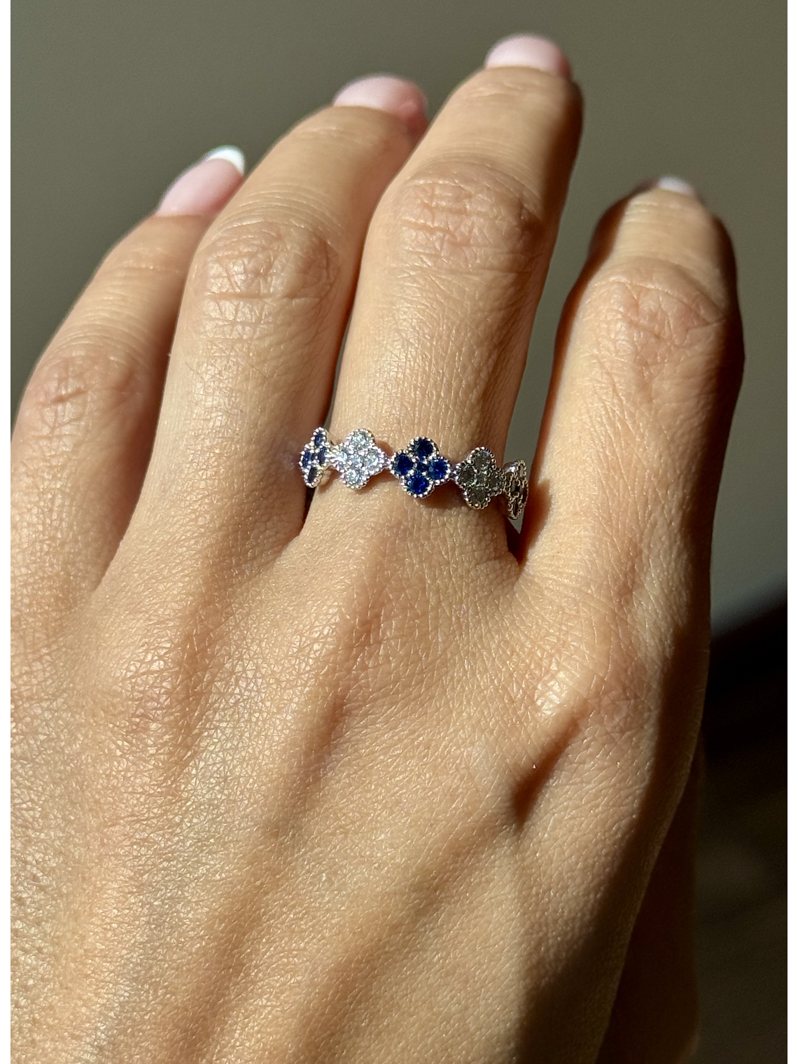 Anillo Cintillo Tréboles Zafiros y Diamantes Oro Blanco 18K 4