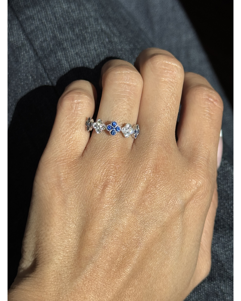 Anillo Cintillo Tréboles Zafiros y Diamantes Oro Blanco 18K