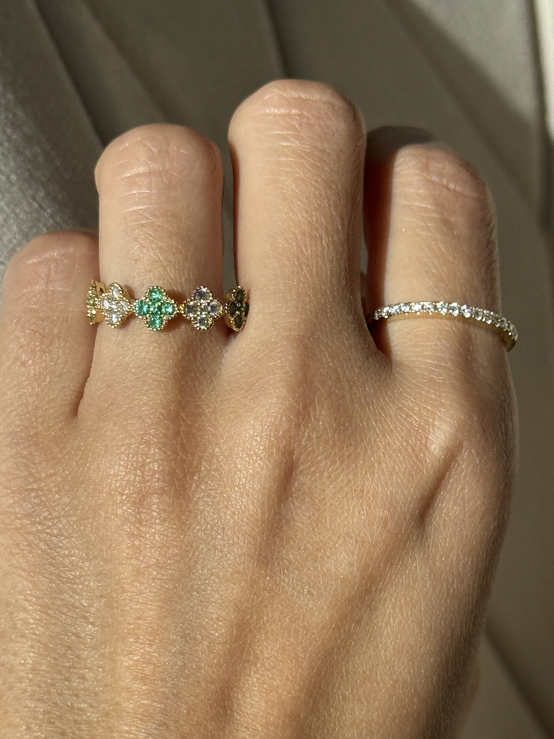 Anillo Cintillo Tréboles Esmeralda y Diamantes Oro Amarillo 18K 3