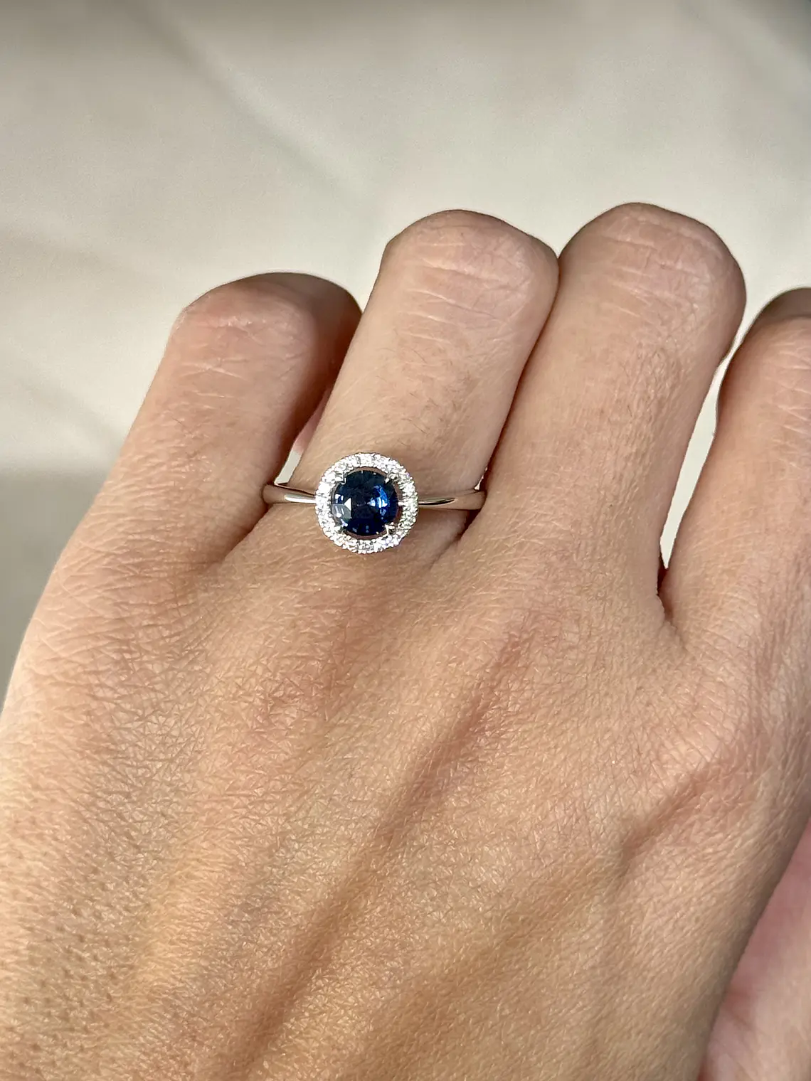 Moderno Anillo Zafiro Azul Halo de Diamantes Oro Blanco 18K 2