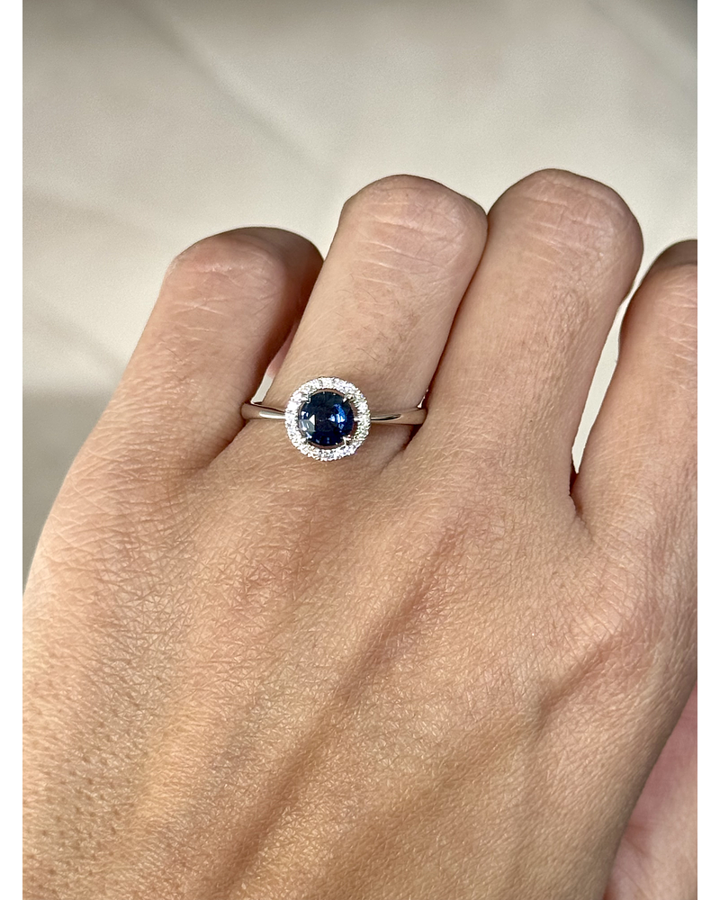 Moderno Anillo Zafiro Azul Halo de Diamantes Oro Blanco 18K