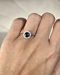 Moderno Anillo Zafiro Azul Halo de Diamantes Oro Blanco 18K