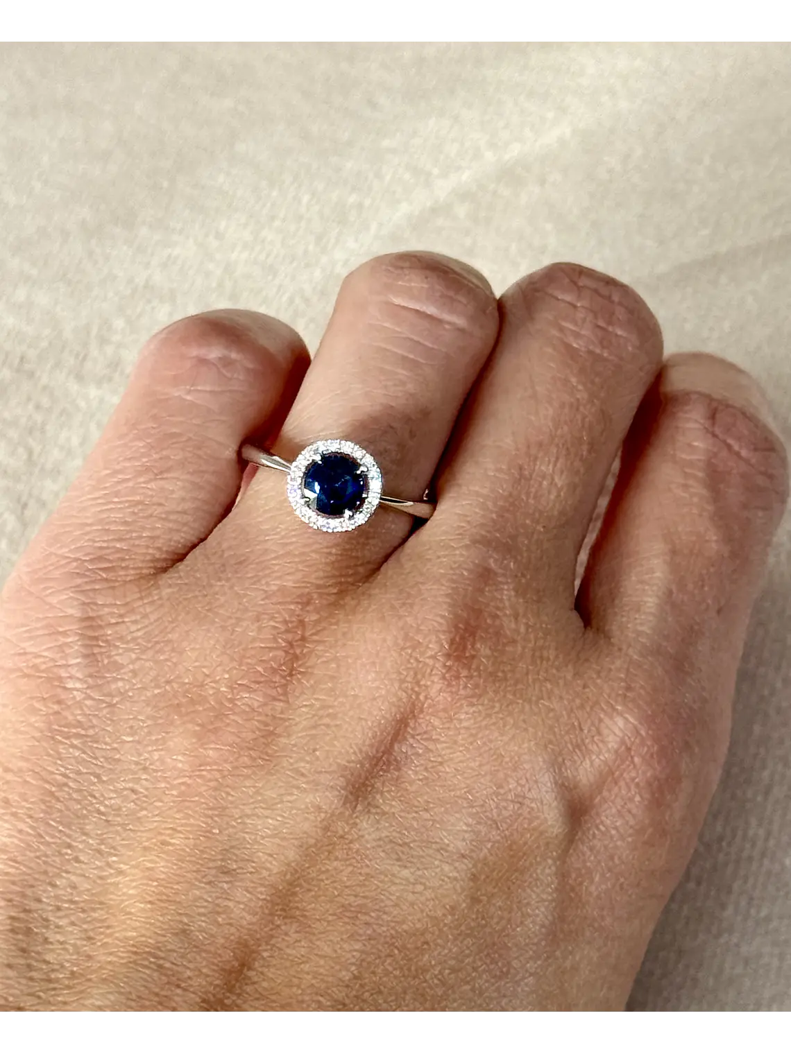 Moderno Anillo Zafiro Azul Halo de Diamantes Oro Blanco 18K 5