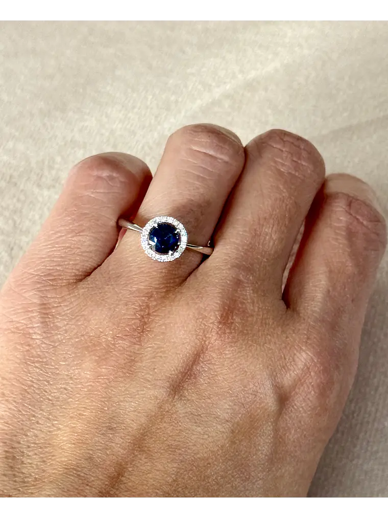 Moderno Anillo Zafiro Azul Halo de Diamantes Oro Blanco 18K 5