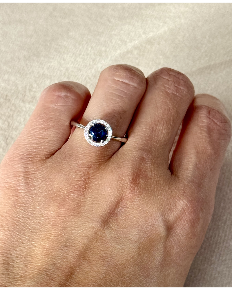 Moderno Anillo Zafiro Azul Halo de Diamantes Oro Blanco 18K