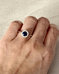 Moderno Anillo Zafiro Azul Halo de Diamantes Oro Blanco 18K
