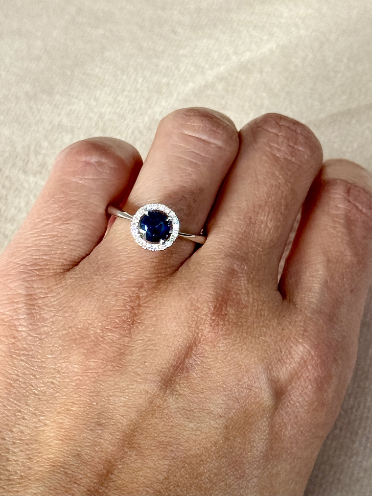 Moderno Anillo Zafiro Azul Halo de Diamantes Oro Blanco 18K 5
