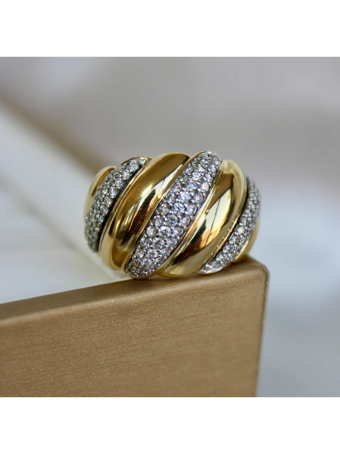 Imponente Maxi Anillo Diamantes y Oro Amarillo 18K 5