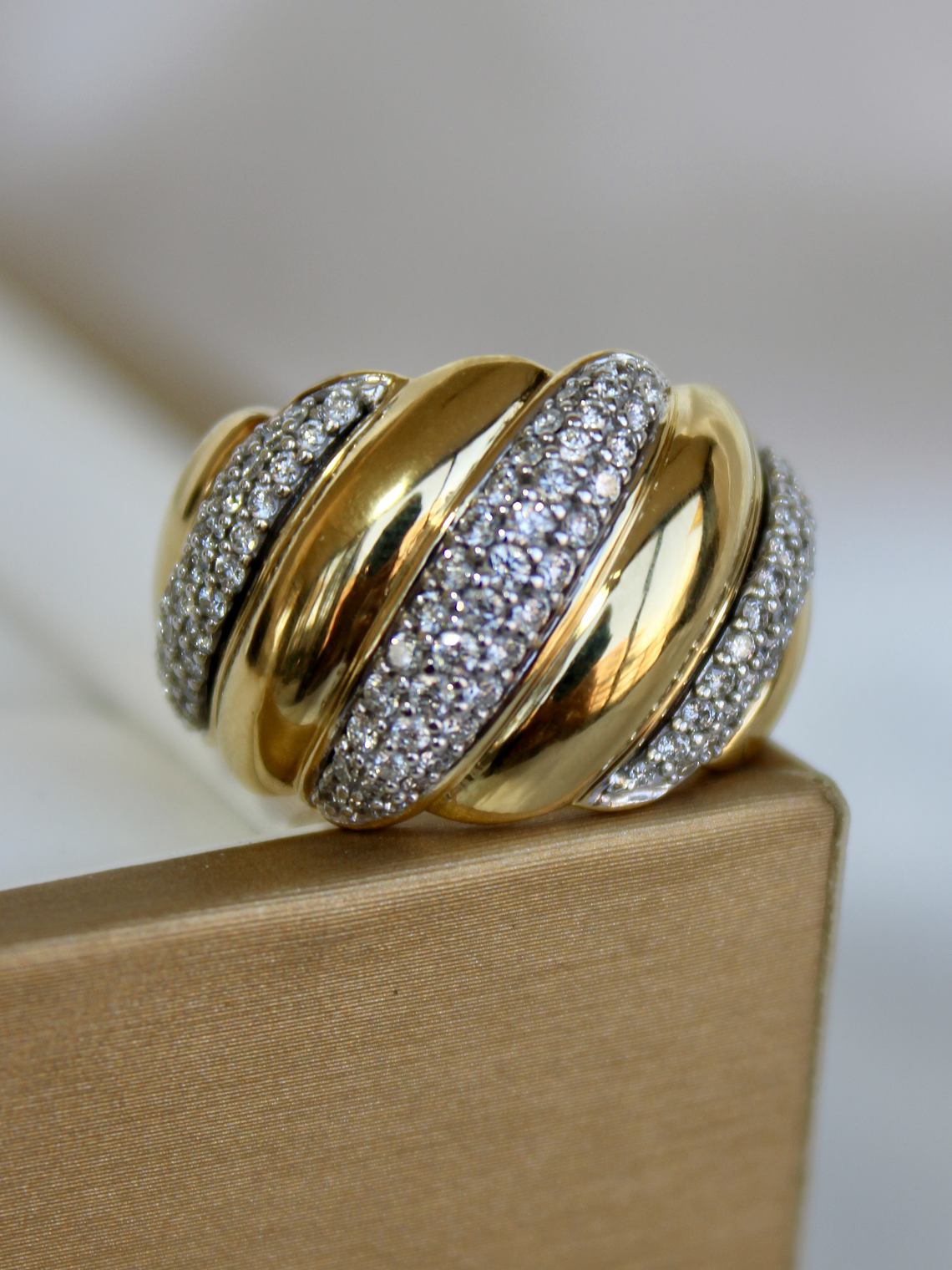 Imponente Maxi Anillo Diamantes y Oro Amarillo 18K 5