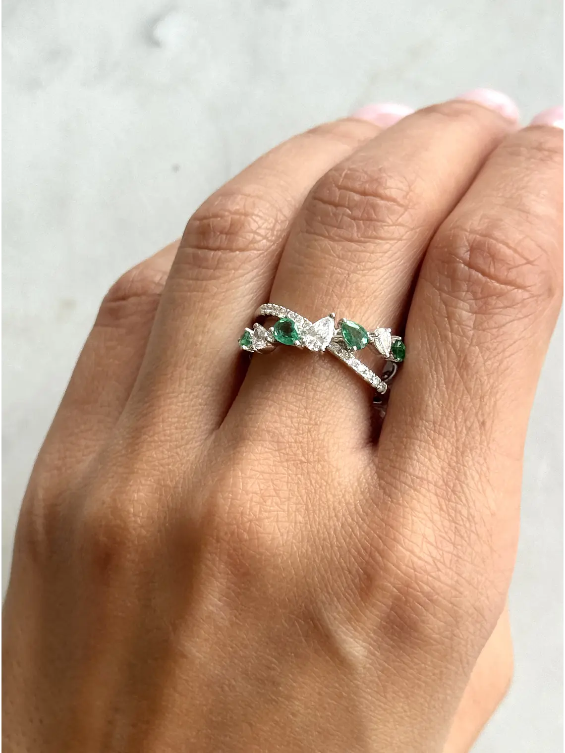 Anillo Cintillo Esmeraldas y Diamantes Naturales corte Pera o Gota en Oro Blanco 18K 4