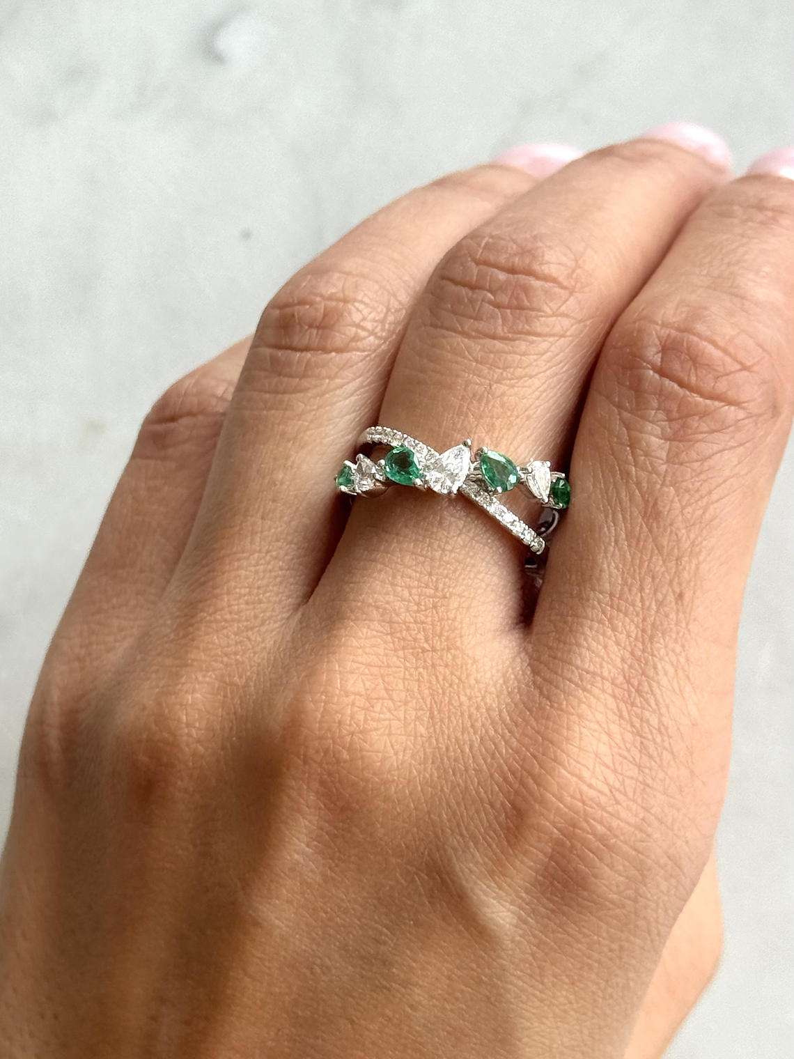 Anillo Cintillo Esmeraldas y Diamantes Naturales corte Pera o Gota en Oro Blanco 18K 4