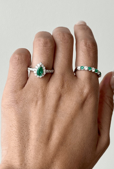 Anillo Moderno Esmeralda y Diamantes en Platino