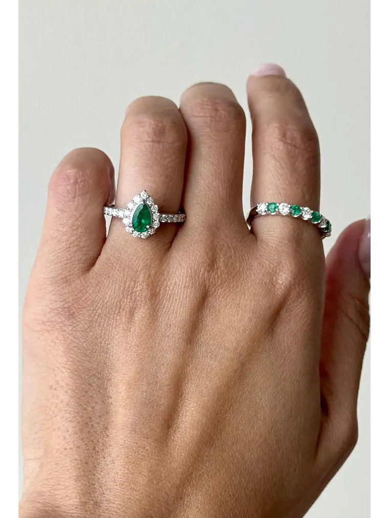 Anillo Moderno Esmeralda y Diamantes en Platino 2