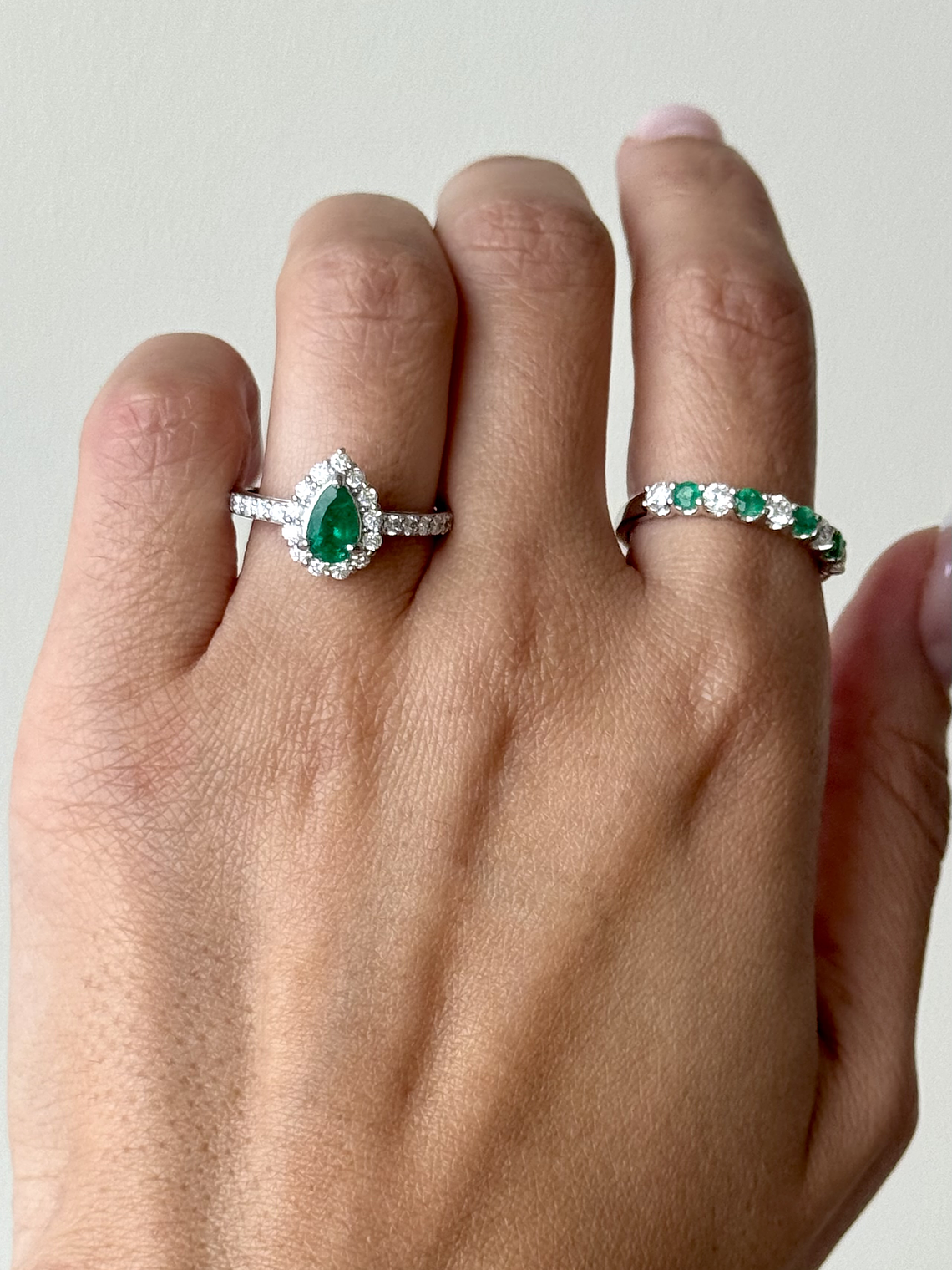 Anillo Moderno Esmeralda y Diamantes en Platino 2