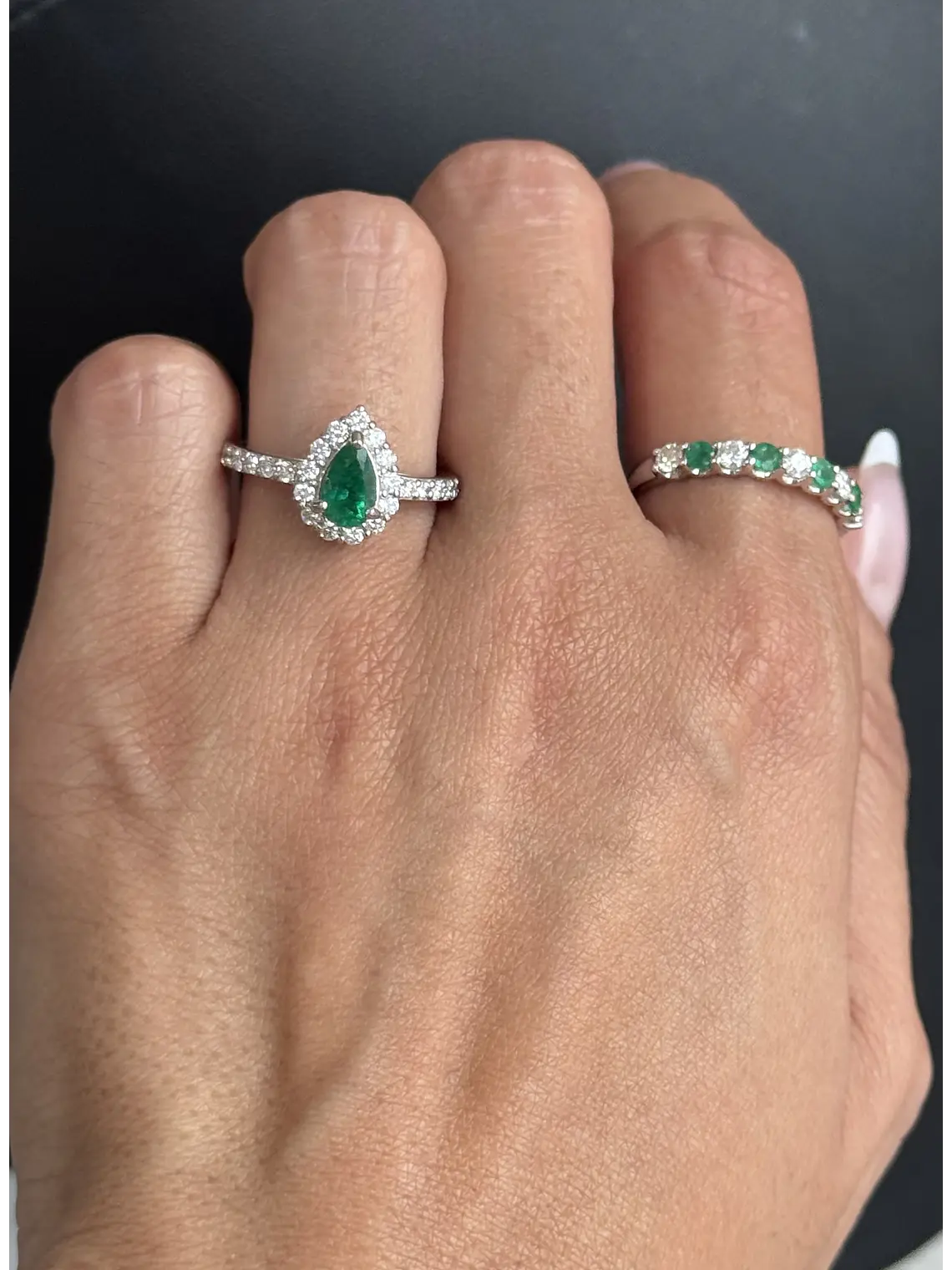 Anillo Moderno Esmeralda y Diamantes en Platino 3