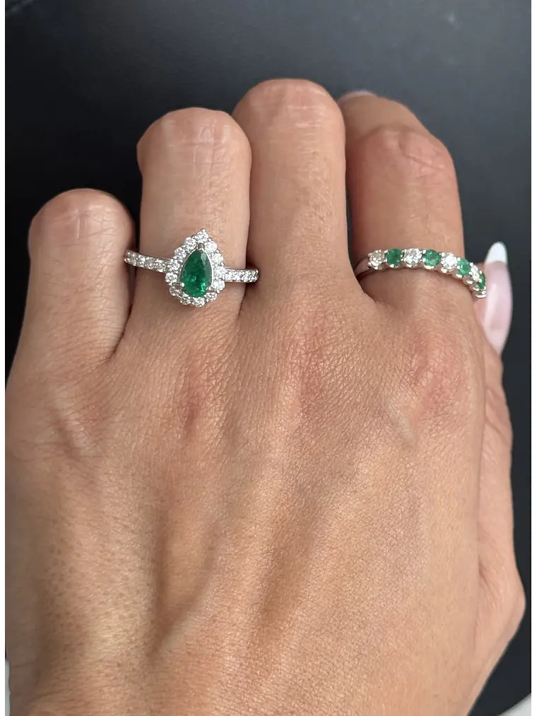 Anillo Moderno Esmeralda y Diamantes en Platino 3