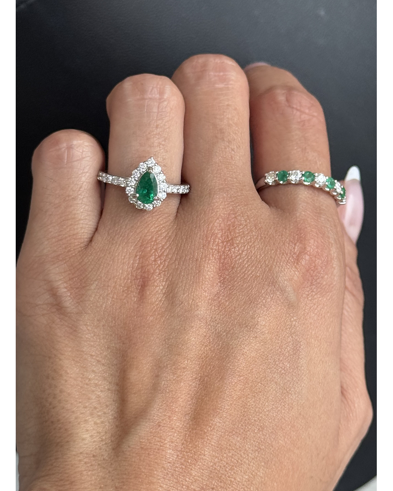 Anillo Moderno Esmeralda y Diamantes en Platino