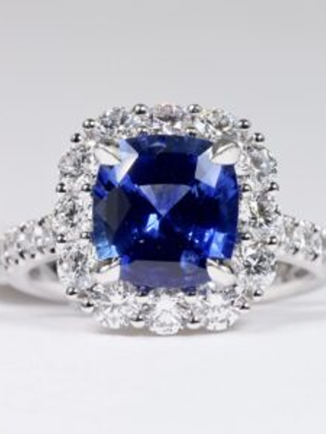 Espectacular Anillo Solitario Gran Zafiro Azul Halo de Diamantes Platino 2