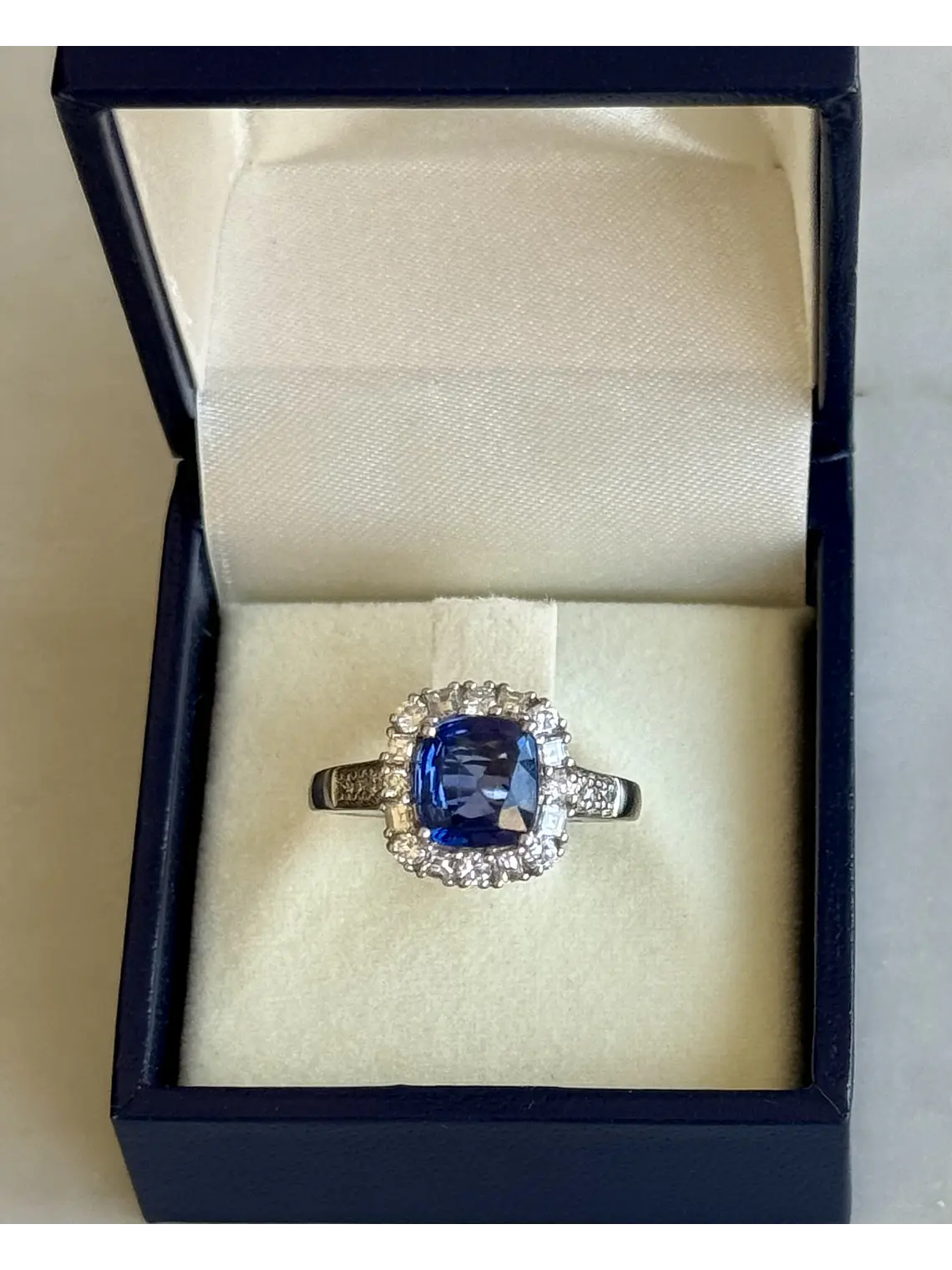 Espectacular Anillo Solitario Gran Zafiro Azul Halo de Diamantes Platino 5