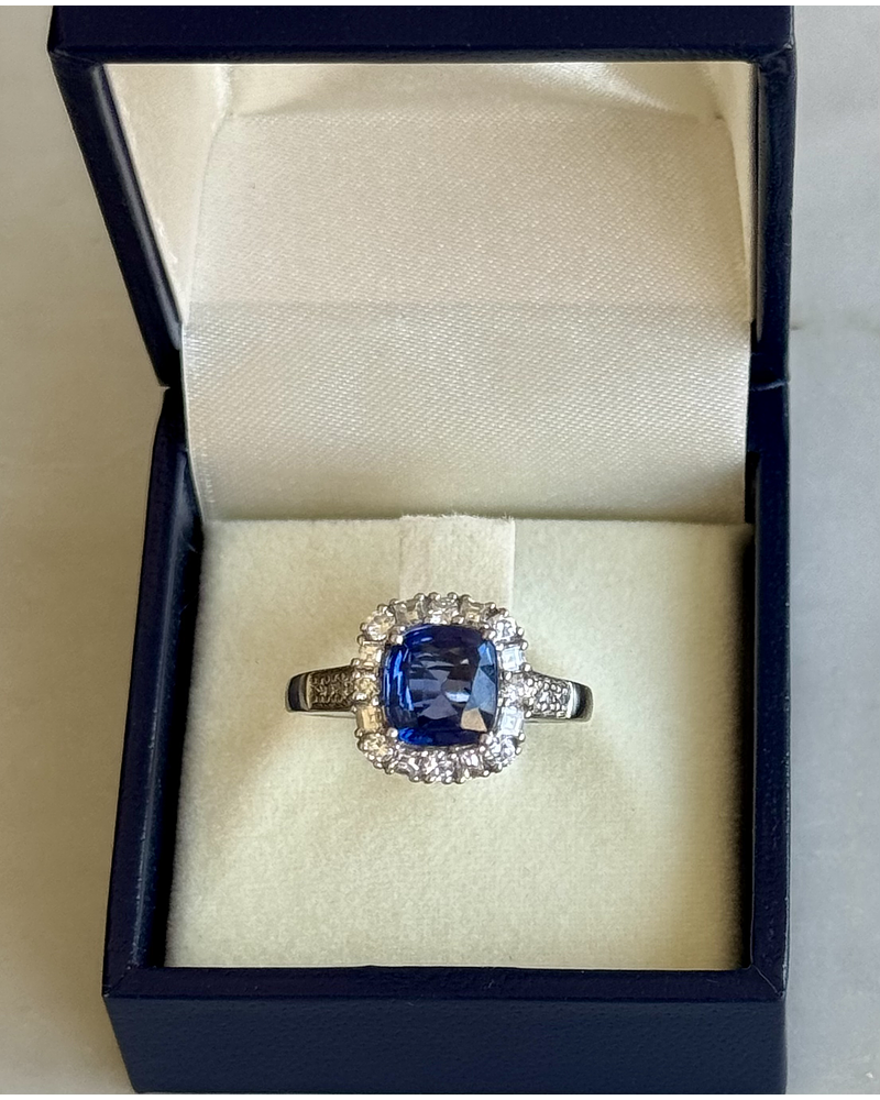 Espectacular Anillo Solitario Gran Zafiro Azul Halo de Diamantes Platino