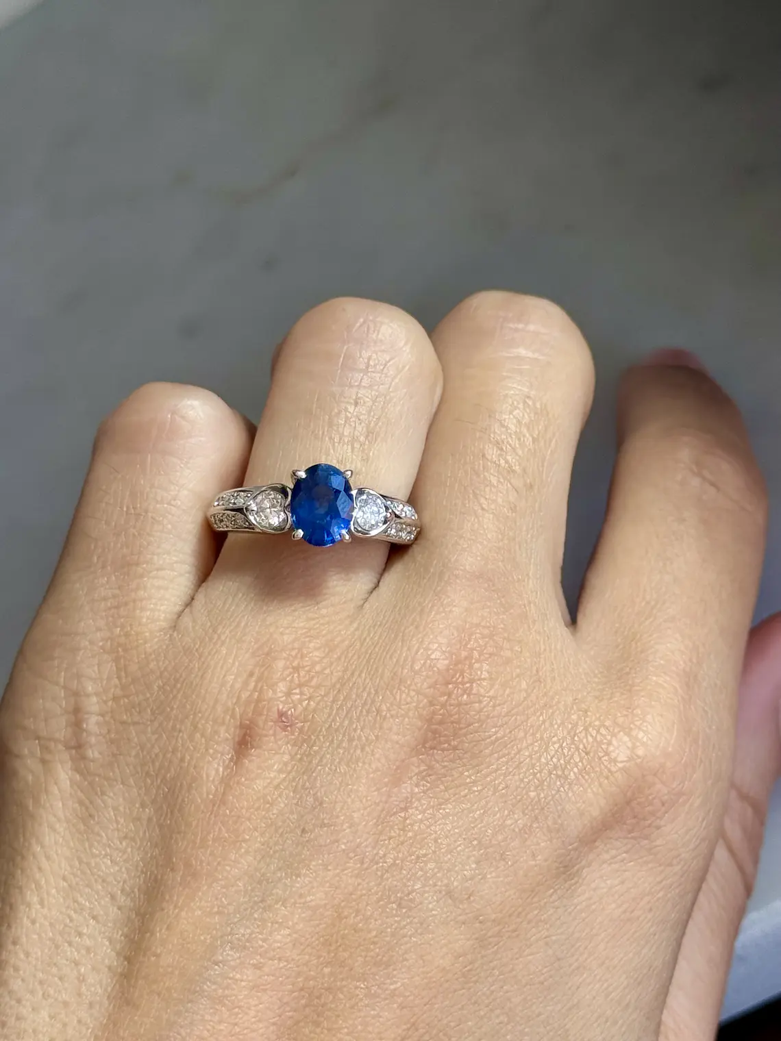 Precioso Anillo Solitario Zafiro Azul Diamantes Laterales Platino 2