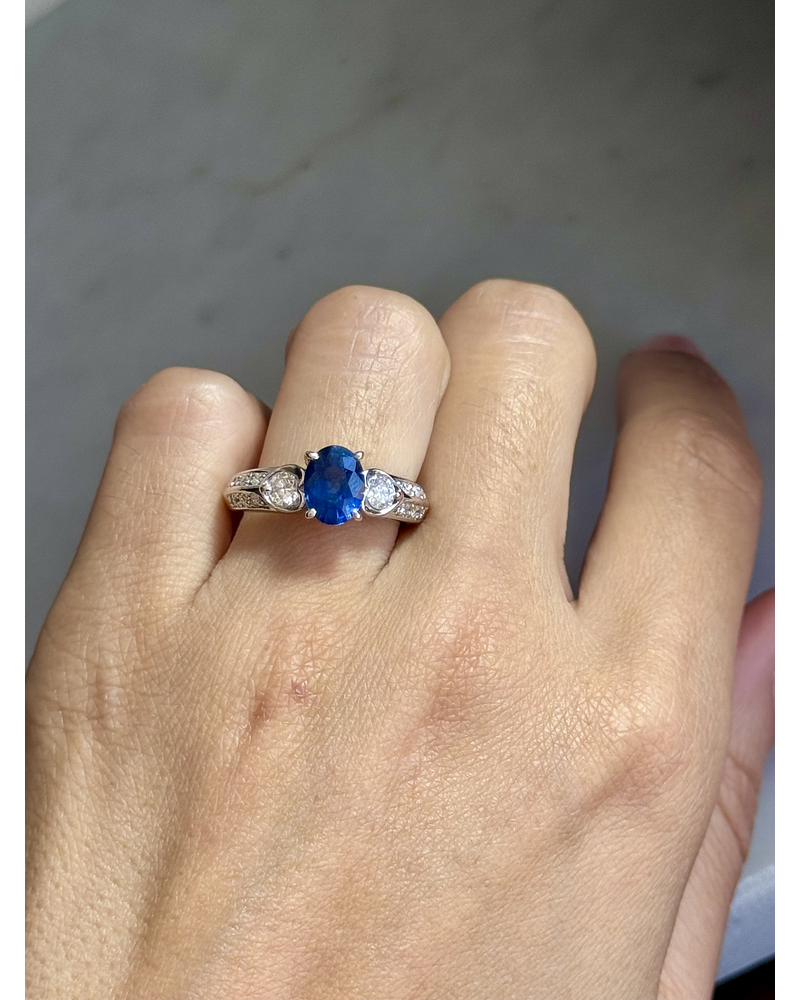 Precioso Anillo Solitario Zafiro Azul Diamantes Laterales Platino