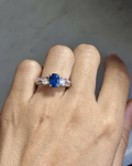 Precioso Anillo Solitario Zafiro Azul Diamantes Laterales Platino