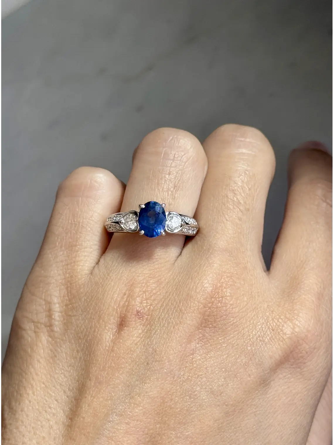 Precioso Anillo Solitario Zafiro Azul Diamantes Laterales Platino 3