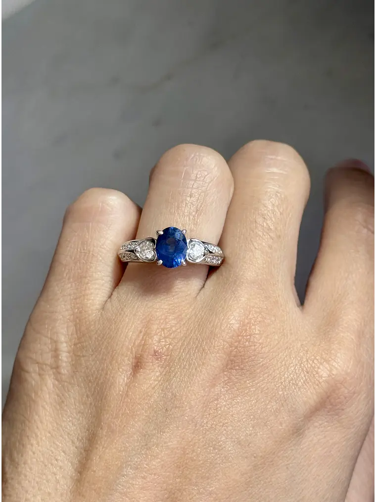 Precioso Anillo Solitario Zafiro Azul Diamantes Laterales Platino 3