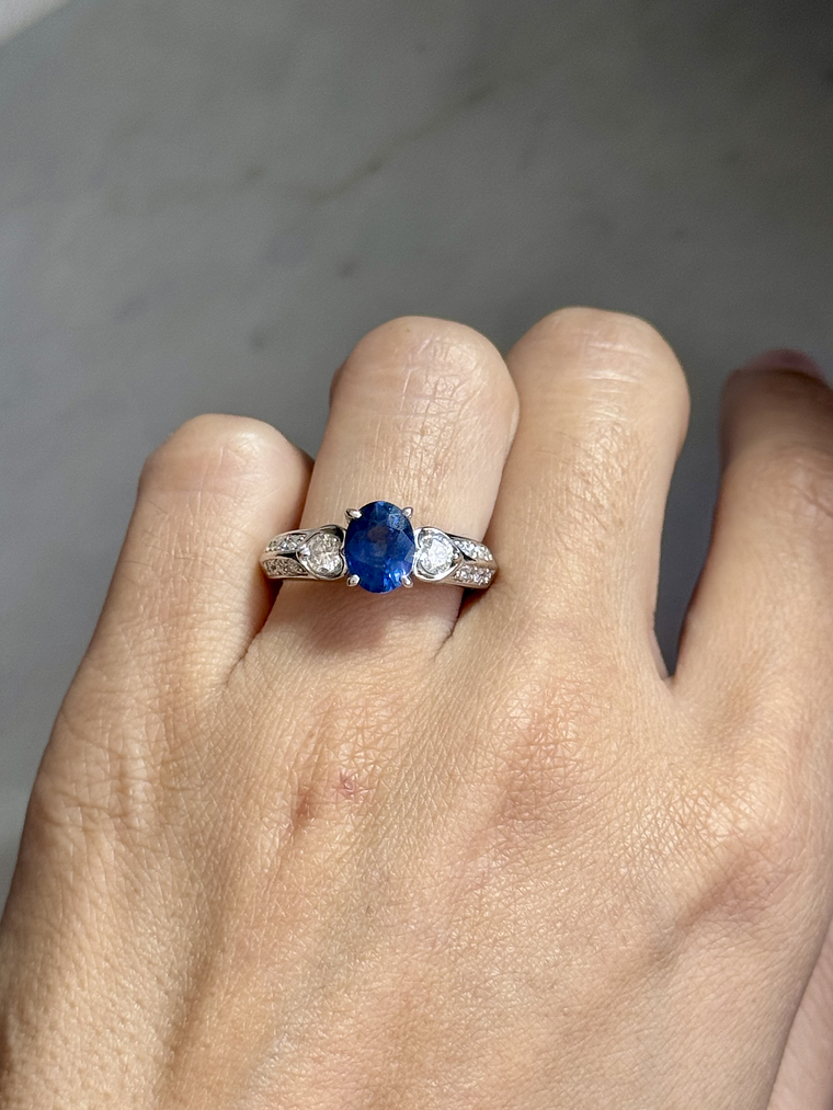 Precioso Anillo Solitario Zafiro Azul Diamantes Laterales Platino 3